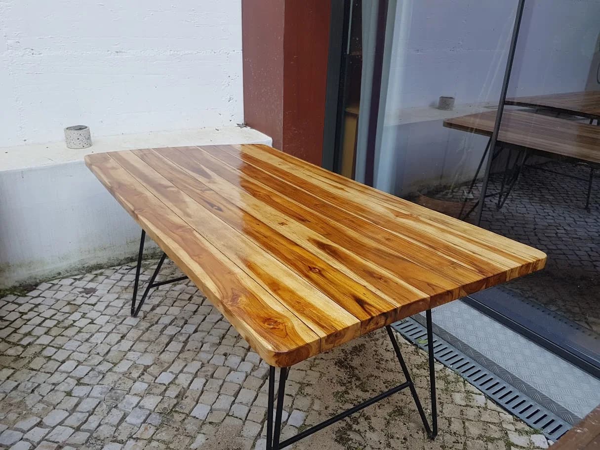 Mesa em madeira maciça executada à medida