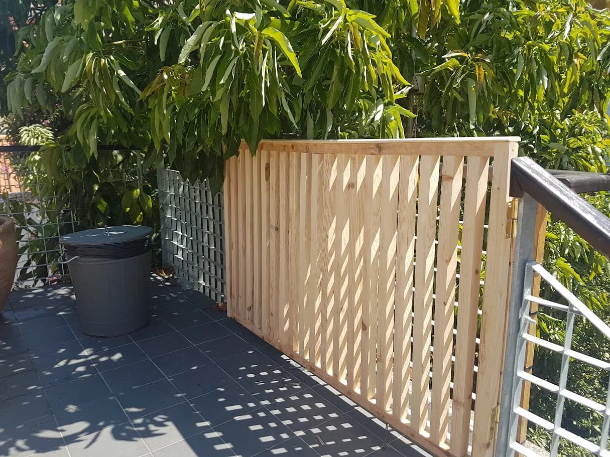 Portão em madeira maciça por medida