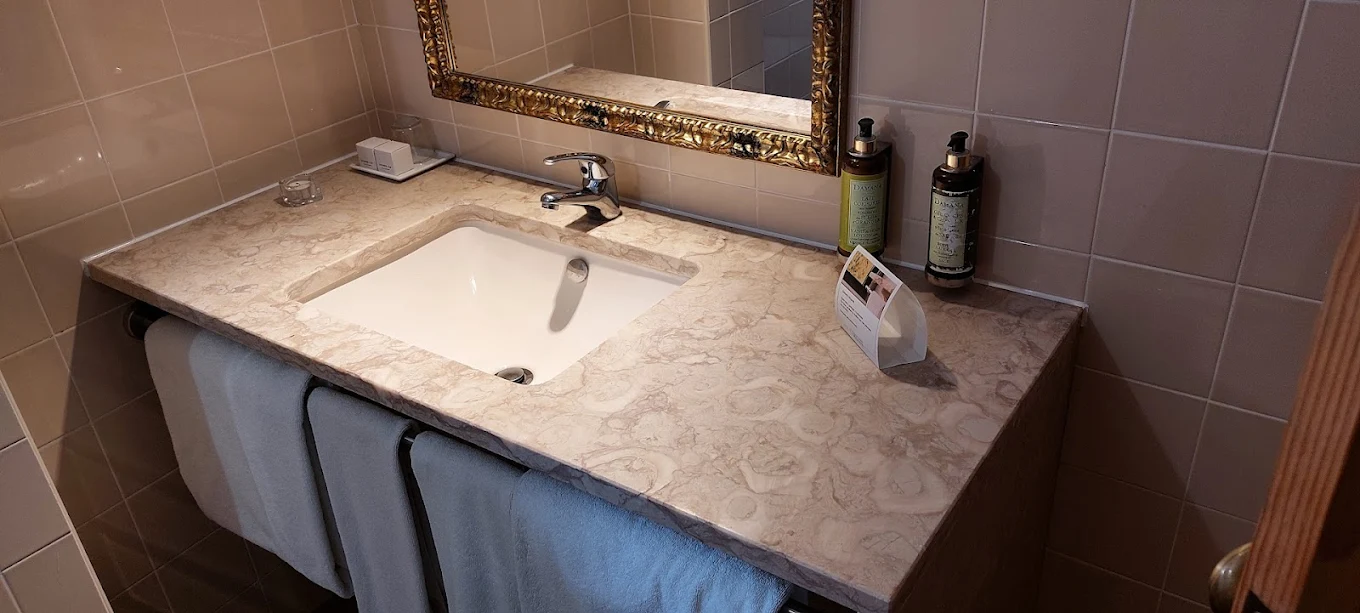 Instalação de banheira e pia em casa de banho remodelada de raiz