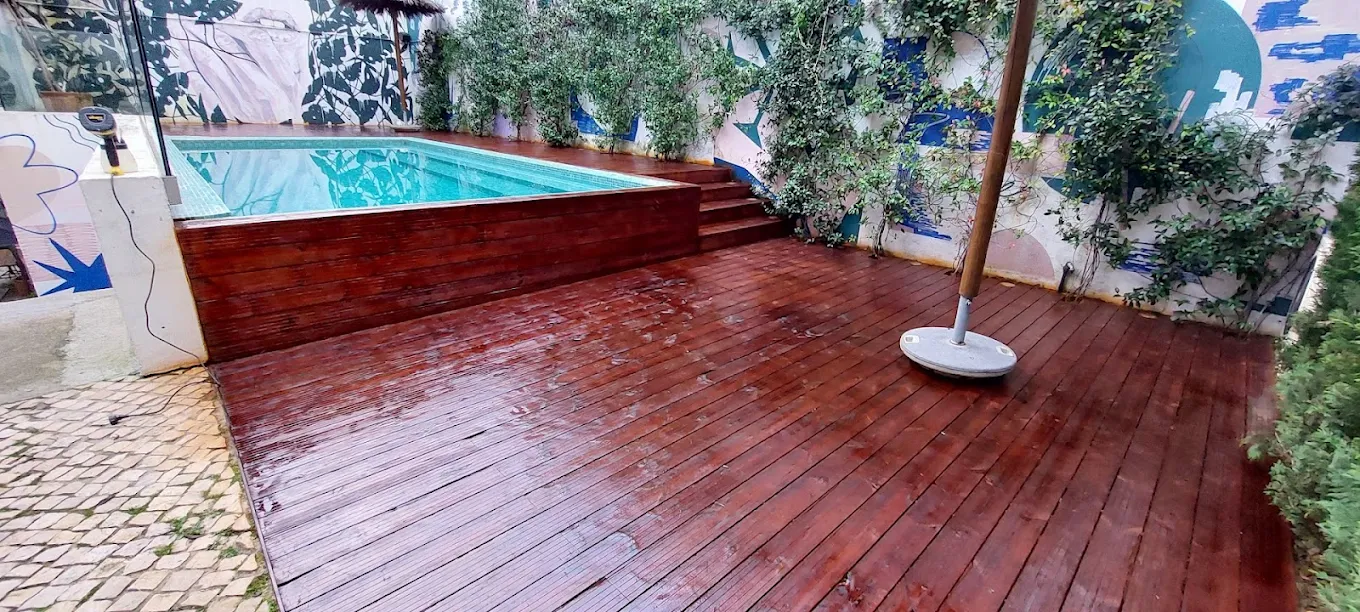 Vista aérea de piscina com deck em madeira instalado pela PA REMODELAÇÕES