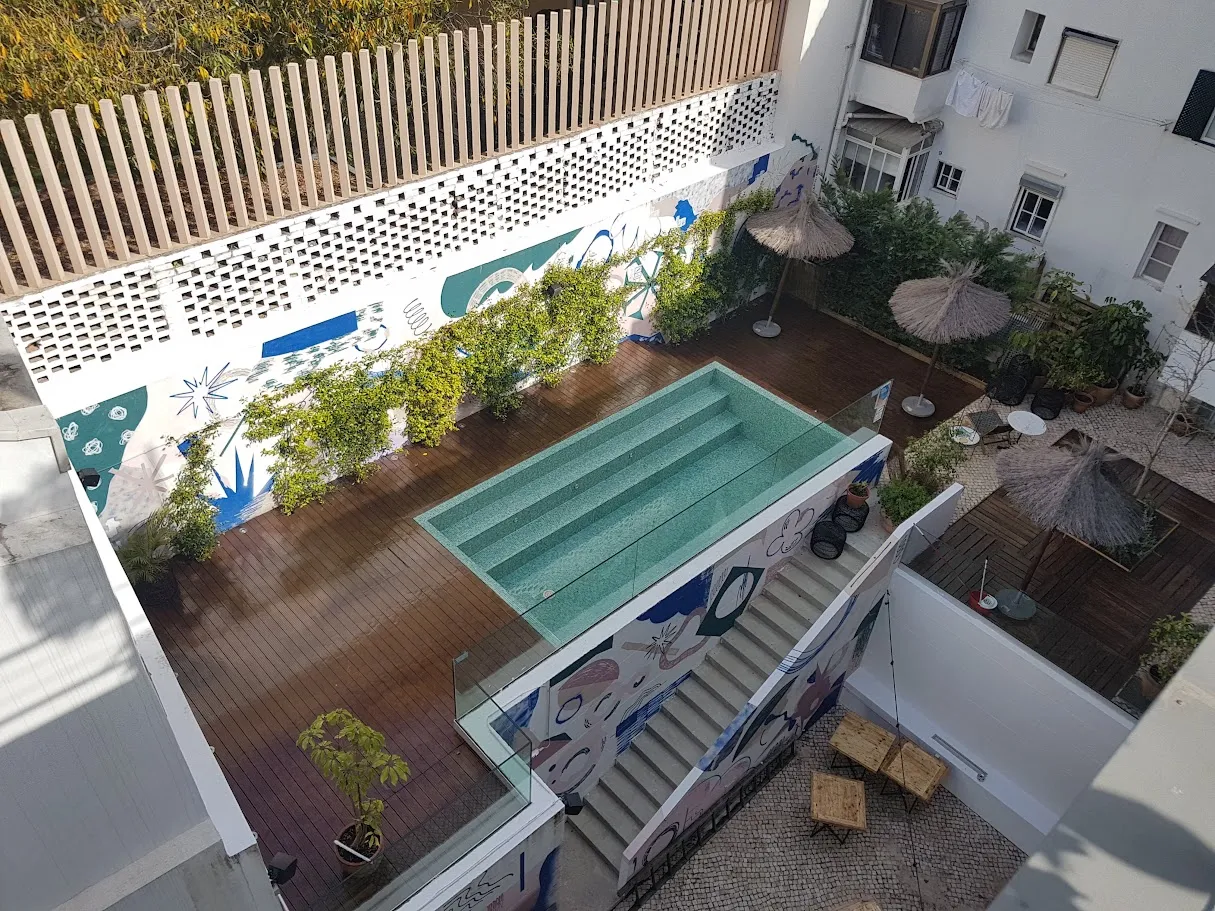 Deck em madeira com piscina e murais decorativos executado pela PA REMODELAÇÕES
