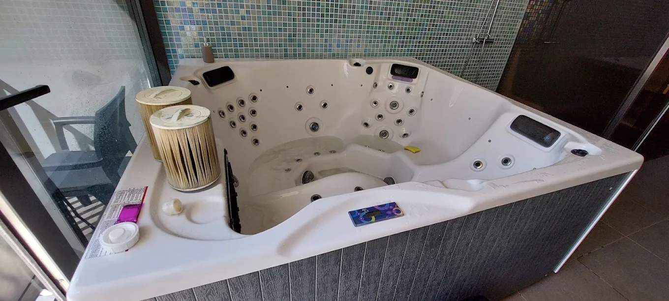 Instalação de jacuzzi exterior em deck de madeira com iluminação técnica